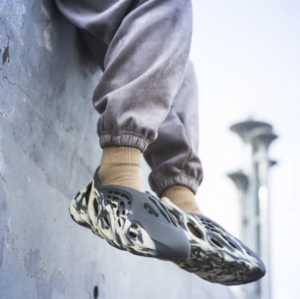 Dép Adidas Yeezy Foam RNNR MXT 'Moon Grey' GV7904 - Ảnh 3